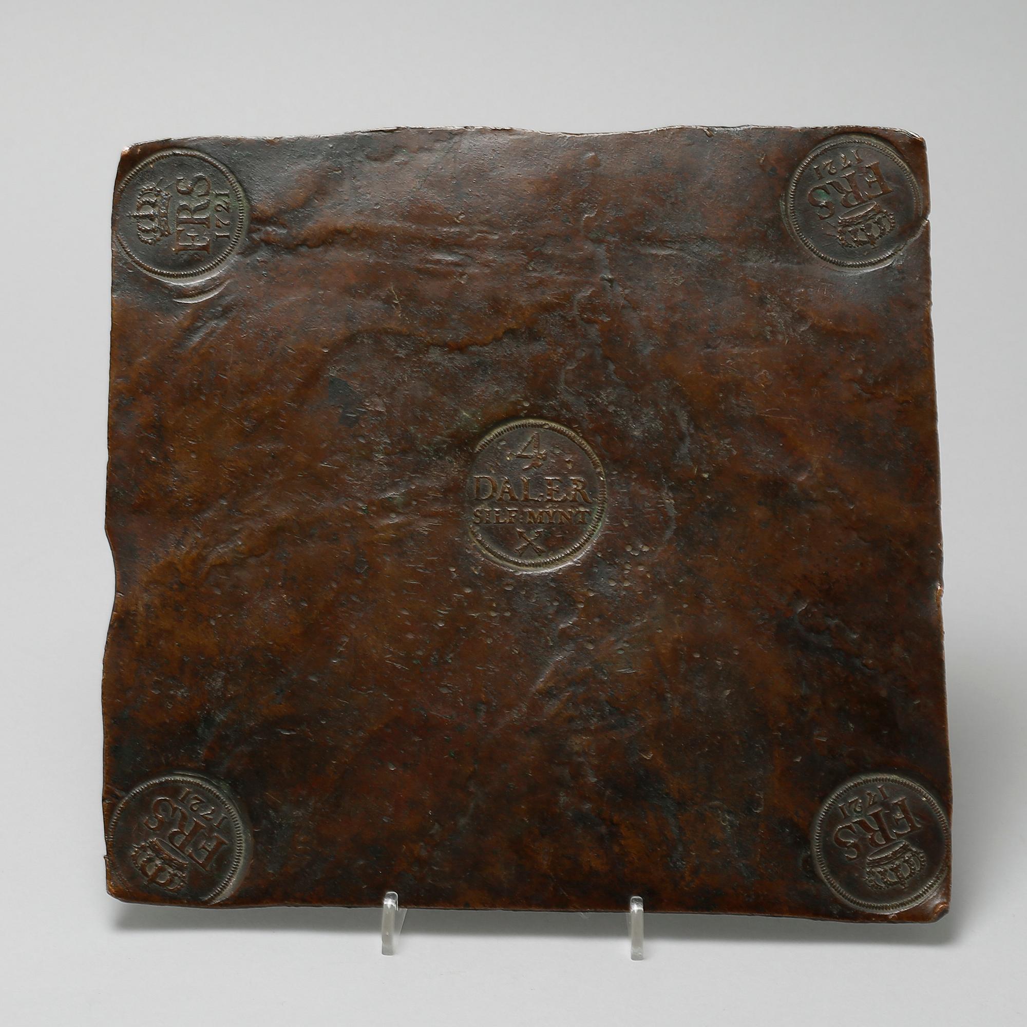 PLÅTMYNT, 4 daler, daterad 1721.