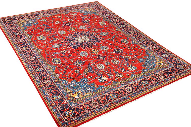 A Hamadan carpet, a. 320 x 220 cm.