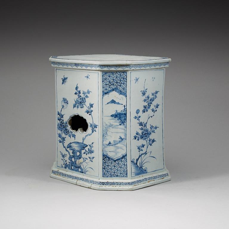 A rare large blue and white plinth/garden seat, Qing dynasty, Kangxi (1662-1722).