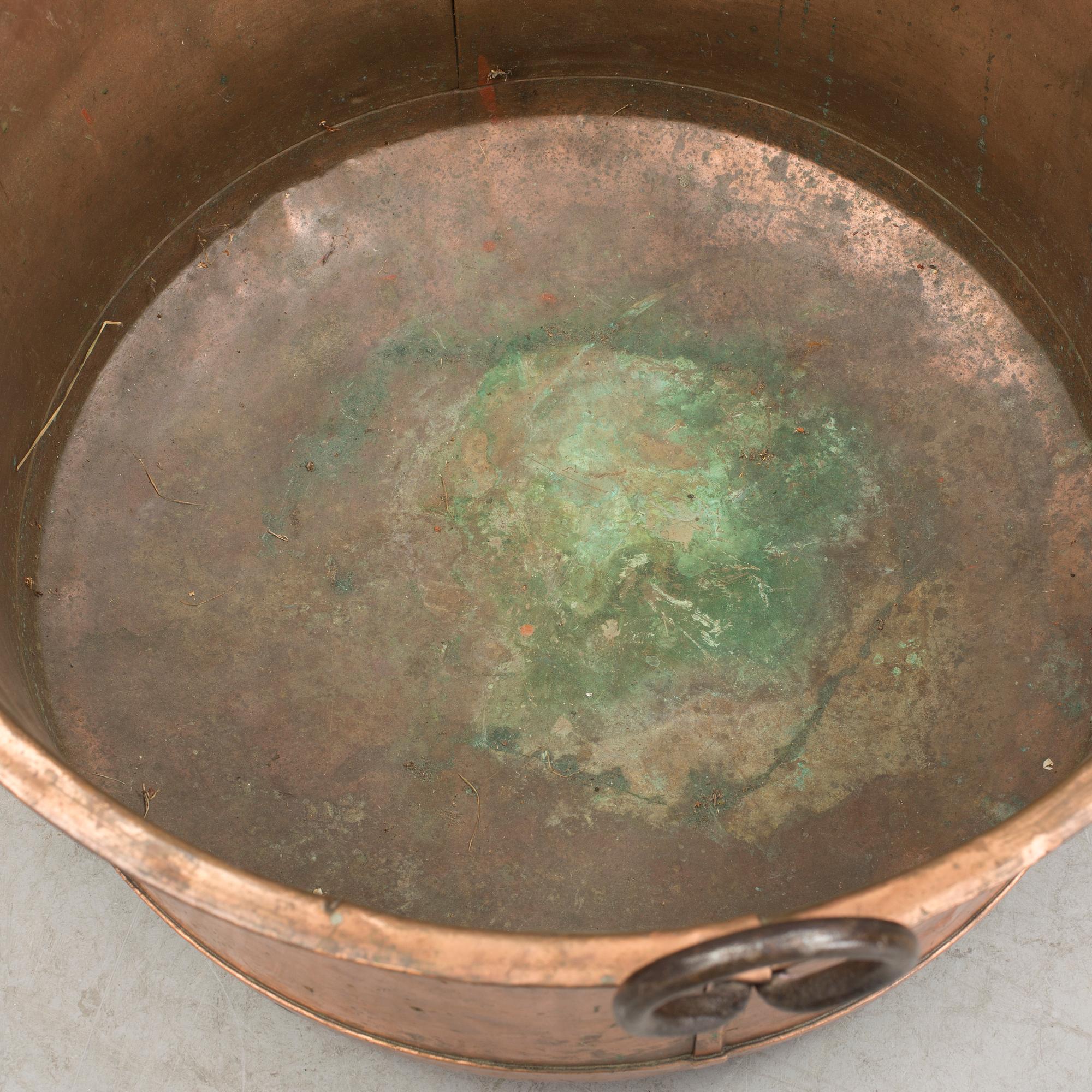 COPPER TRAY, 19th century.