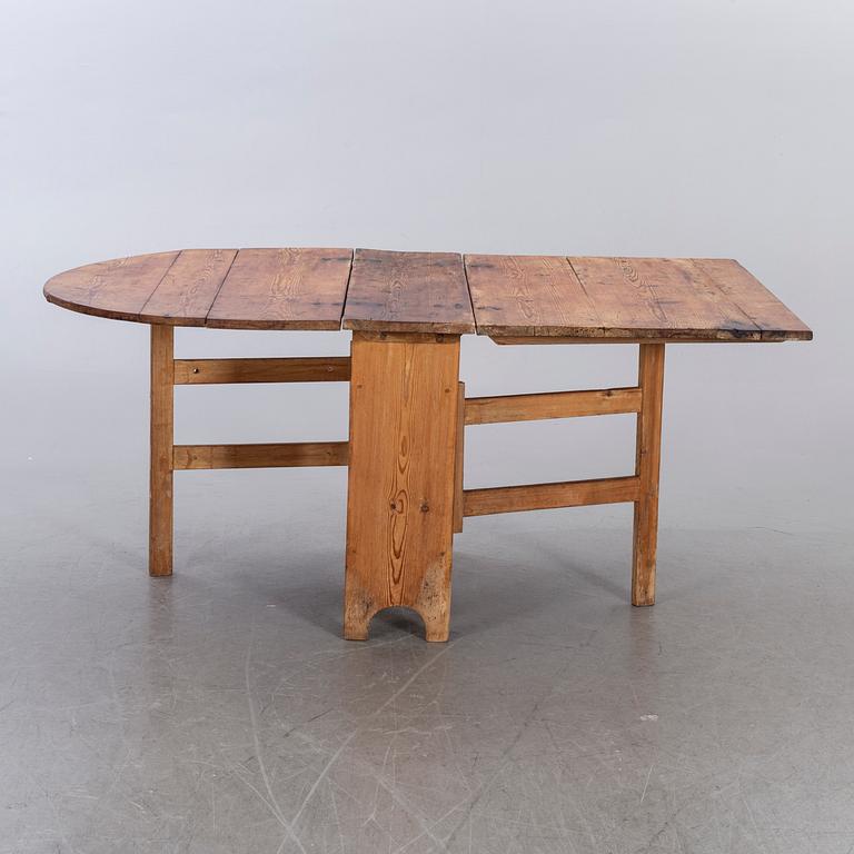 A PINE WOOD FOLDING TABLE 19TH CENTURY.