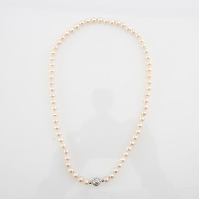 Necklace, cultured pearls, 18K white gold and brilliant-cut diamonds.