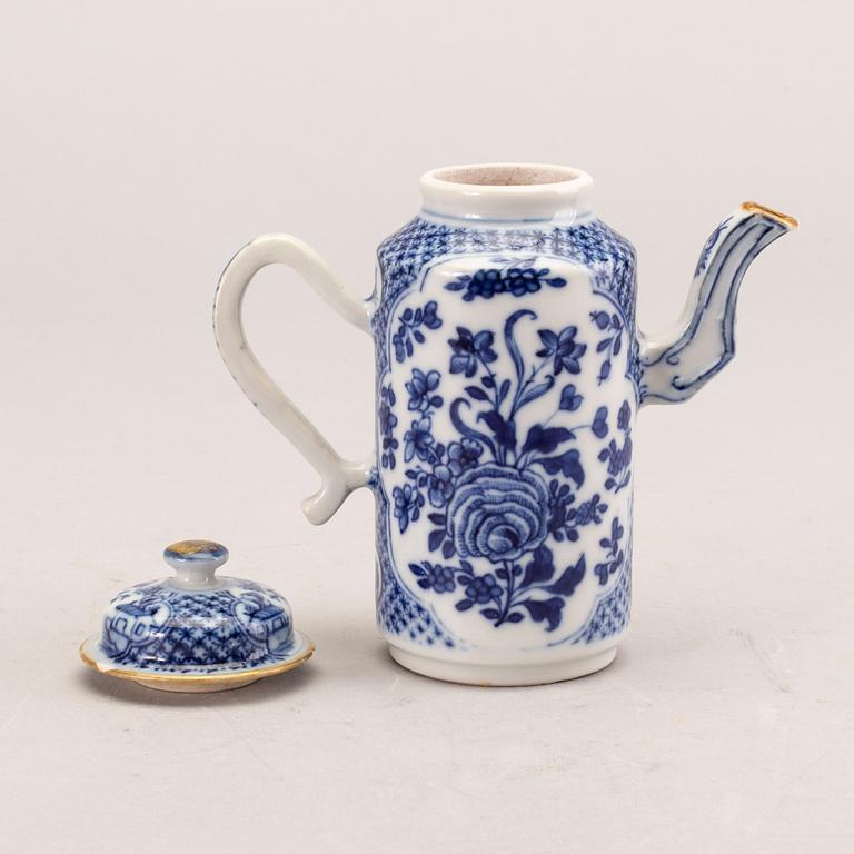 A blue and white tea pot with cover, Qing dynasty, Qianlong (1736-95).