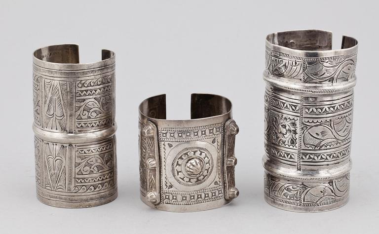 ARMRINGAR, 3 st, silver, orientaliska, 1900-tal. Tot vikt ca 593,8g.