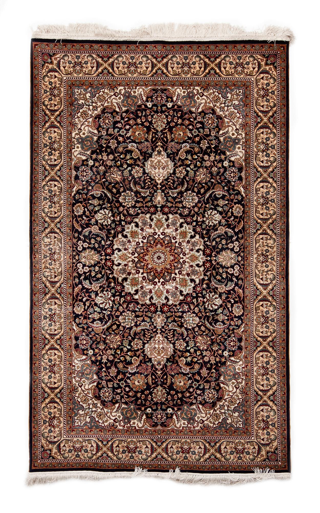 MATTA, Hereke med silke. Ca 156 x 93.
