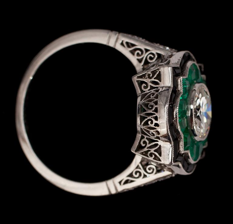 RING, gammalslipad diamant, 0.93 ct med bård av smaragder och svart onyx.