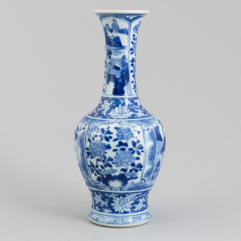 A Chinese porcelain vase, Kangxi, (1662-1722).