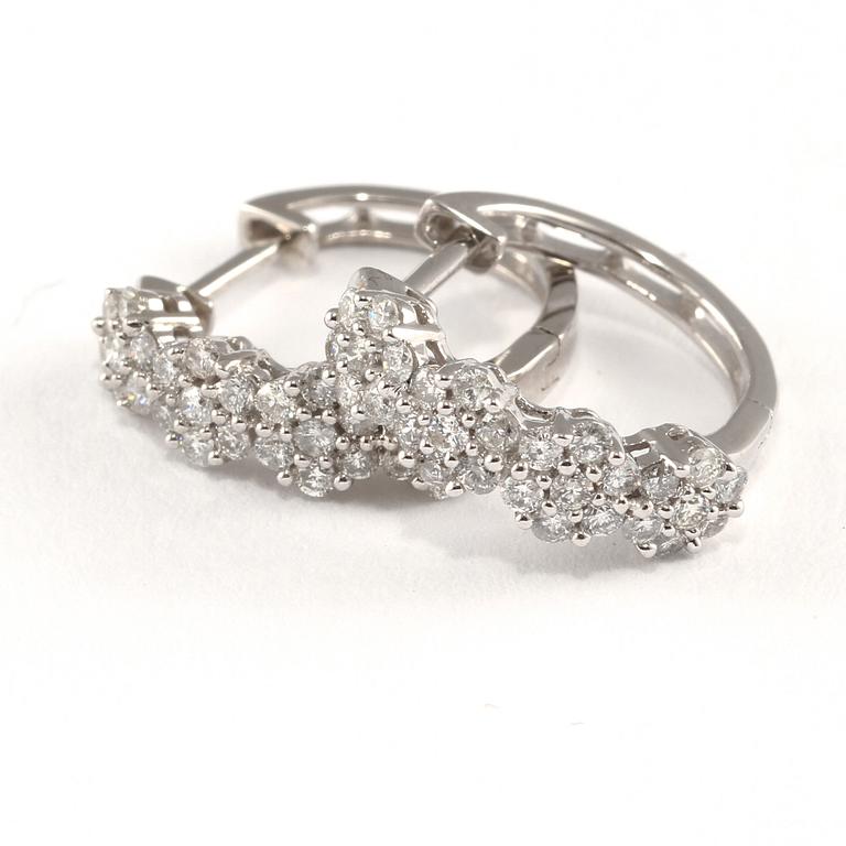 ÖRHÄNGEN, ett par, 18k vitguld med briljantslipade diamanter, totalt 0.63 ct. Vikt 3 g.