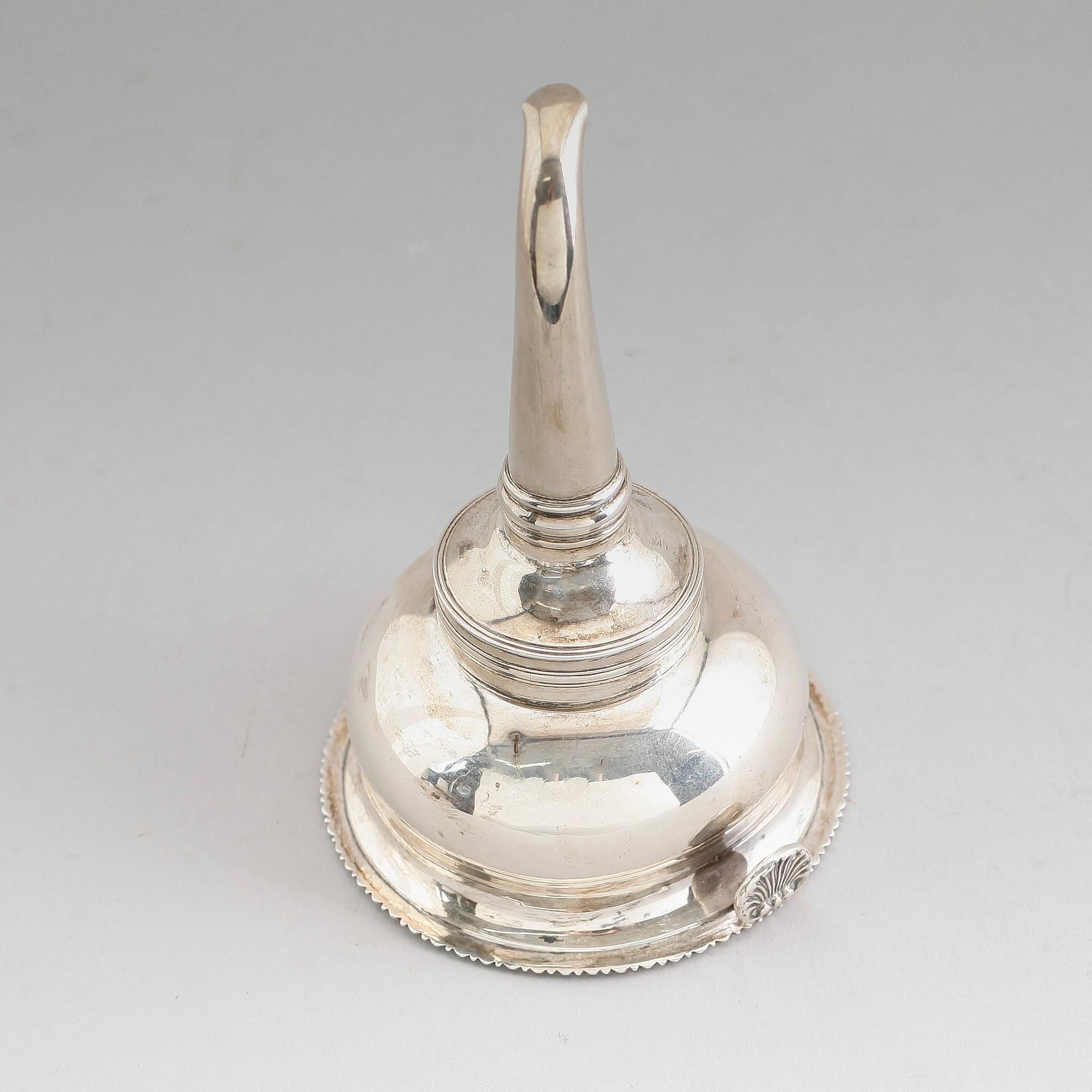 VINSIL, silver, London 1828. Vikt ca 93 gram.