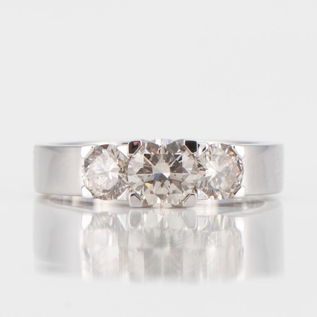 RING, vitguld 14K. Briljantslipade diamanter. Mittstenen 0,65ct, K/SI1 + sidostenarna tot. 0,70 ct. Vikt 4,6 g.