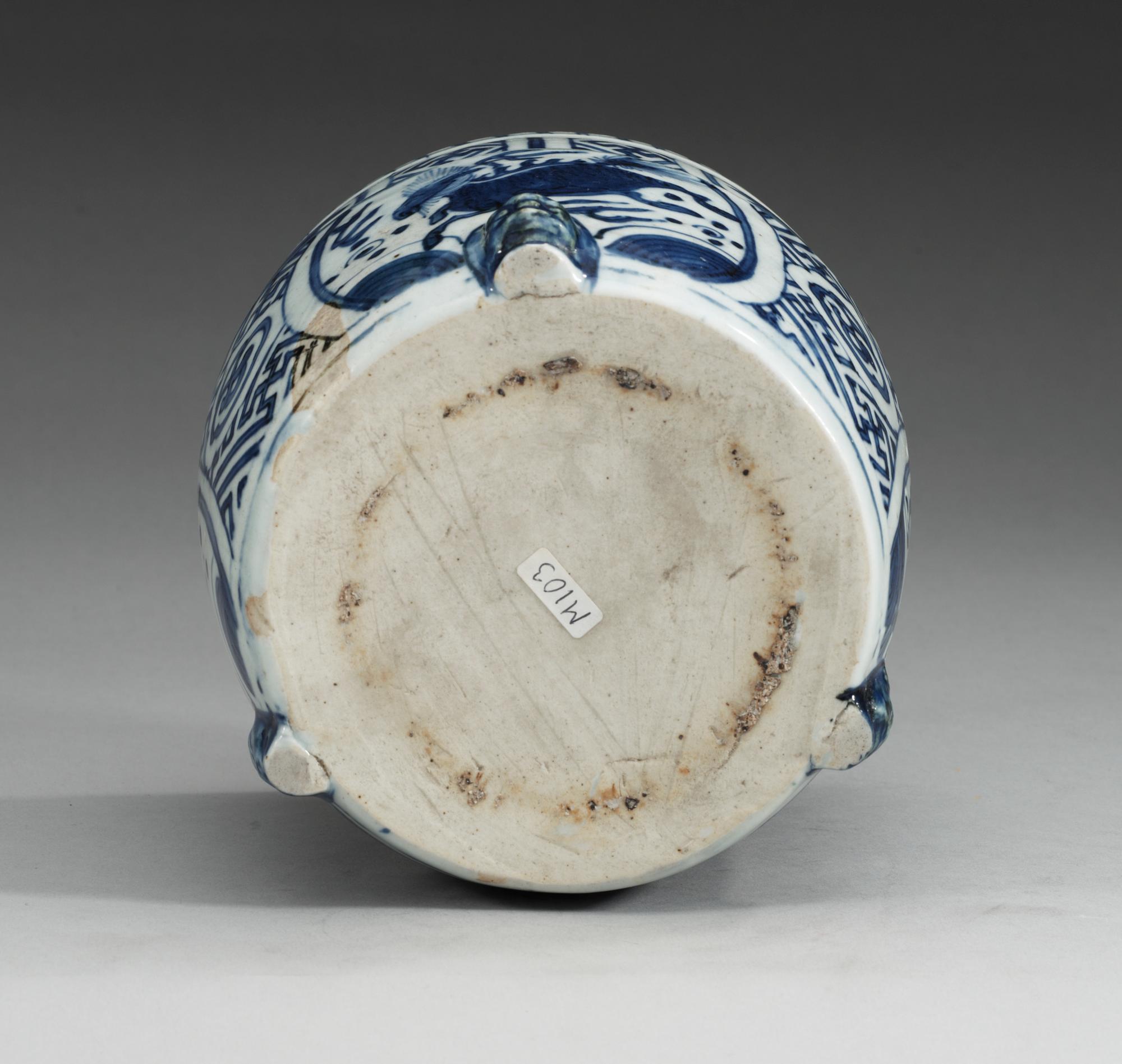 A blue and white tripod censer, Ming dynasty, Wanli (1573-1619).