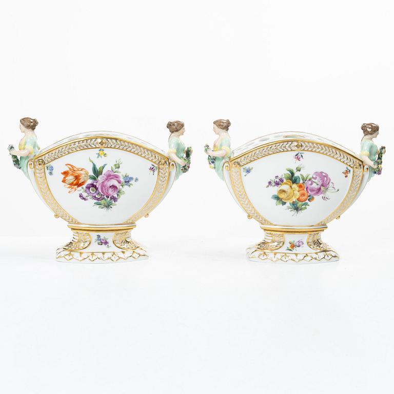 Royal Copenhagen, tulpanvaser, ett par, "Sachsisk Blomst", 1800-talets andra hälft. Danmark.