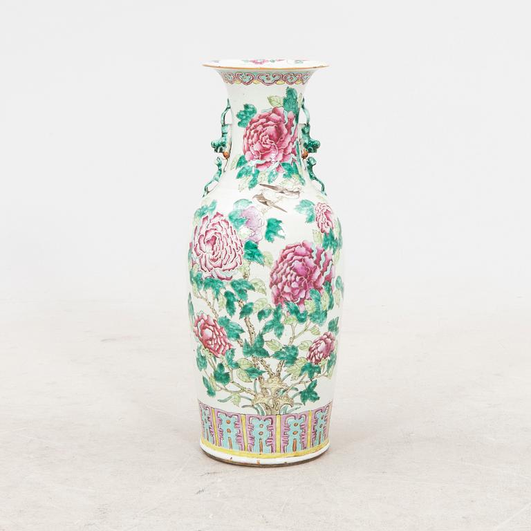 A Chinese porcelain vase later part of the 19th century.