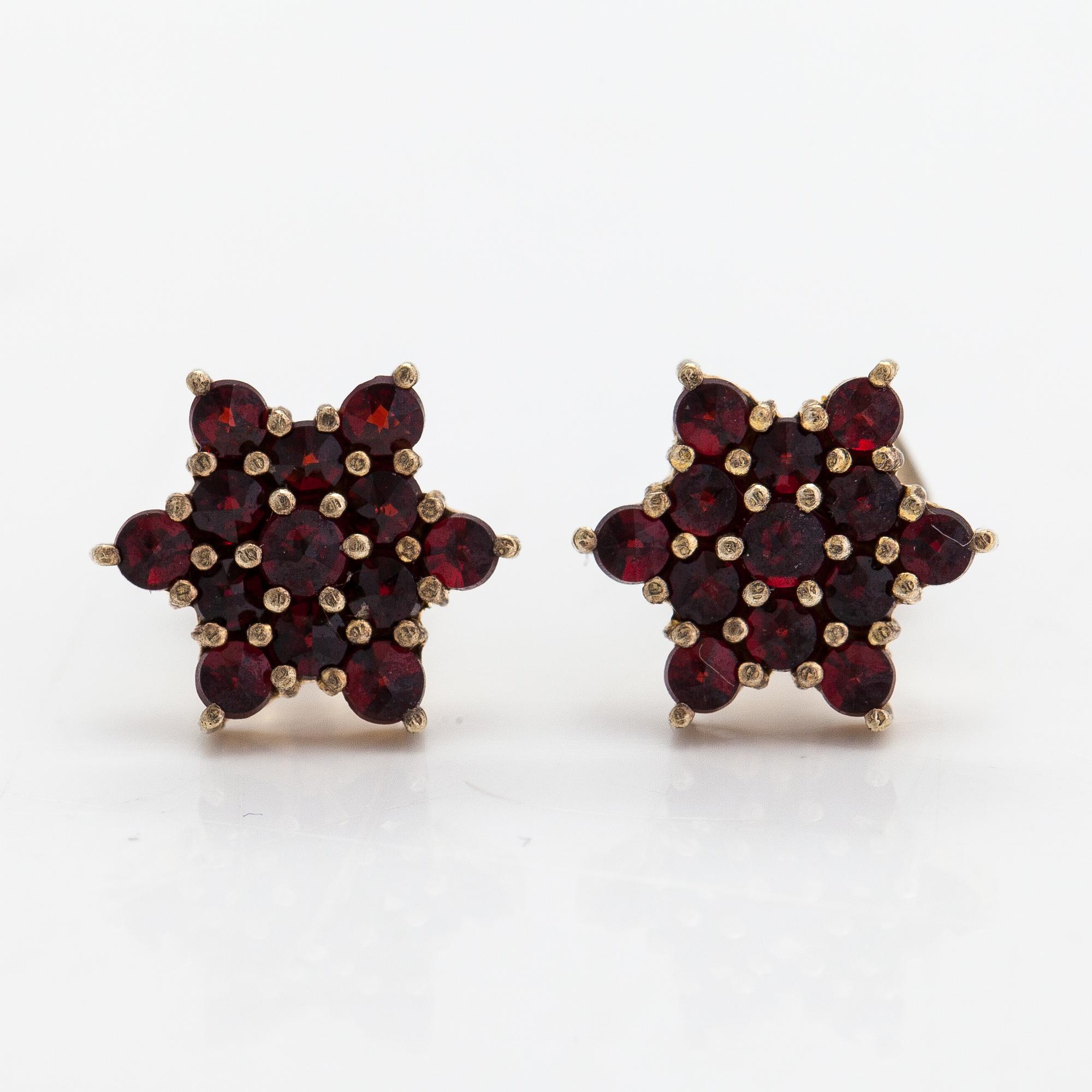 A necklace, brooch and earrings, gilded silver and garnets.