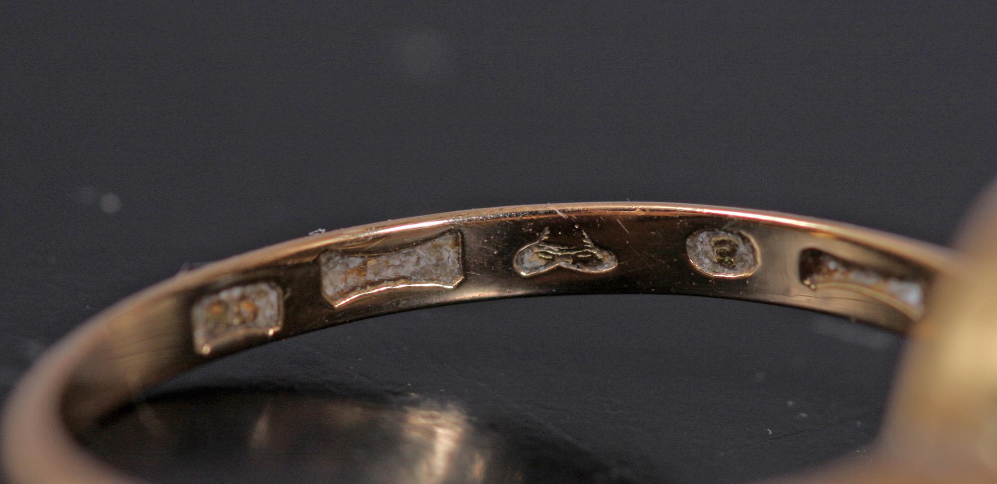 RING, 18 K guld med diamanter och pärla, 1946.