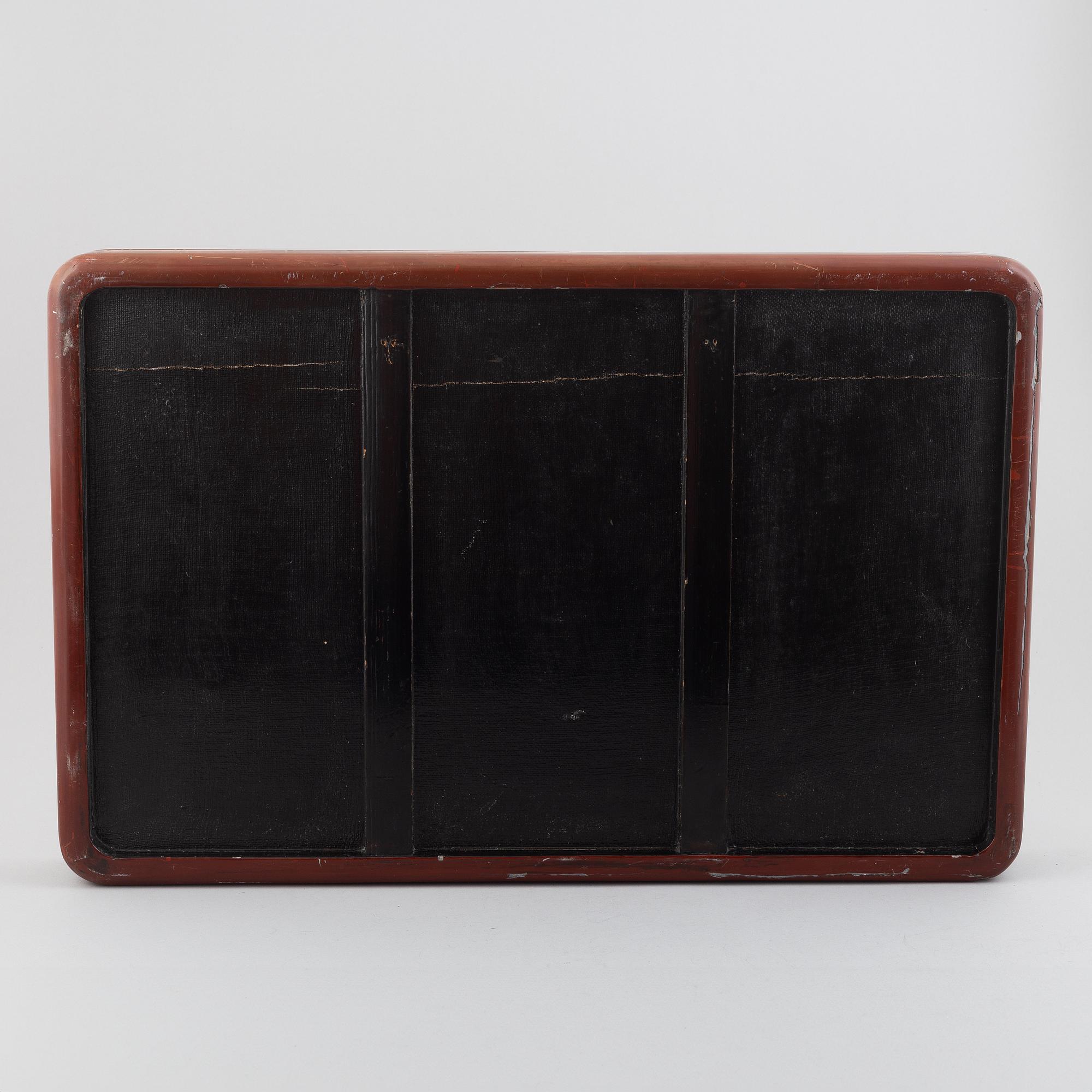 A Japanese lacquered tray, 20th century.