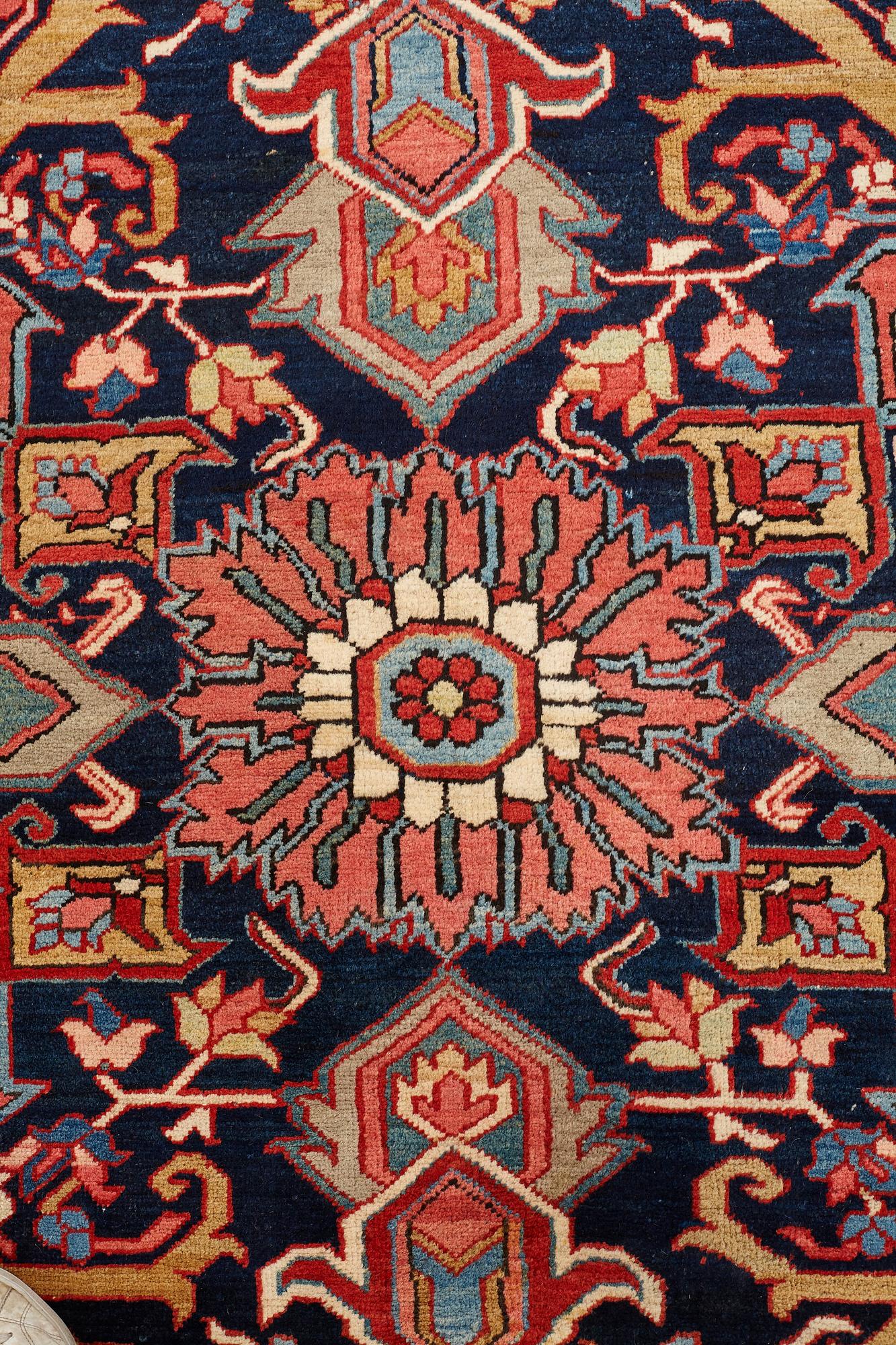 Matto, an antique Heriz, ca 564,5 x 587,5 x 376,5-380 cm.