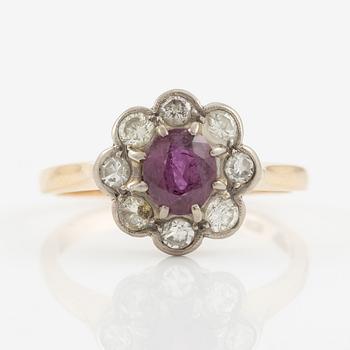 Ring, 18K gold with ruby and brilliant-cut diamonds.