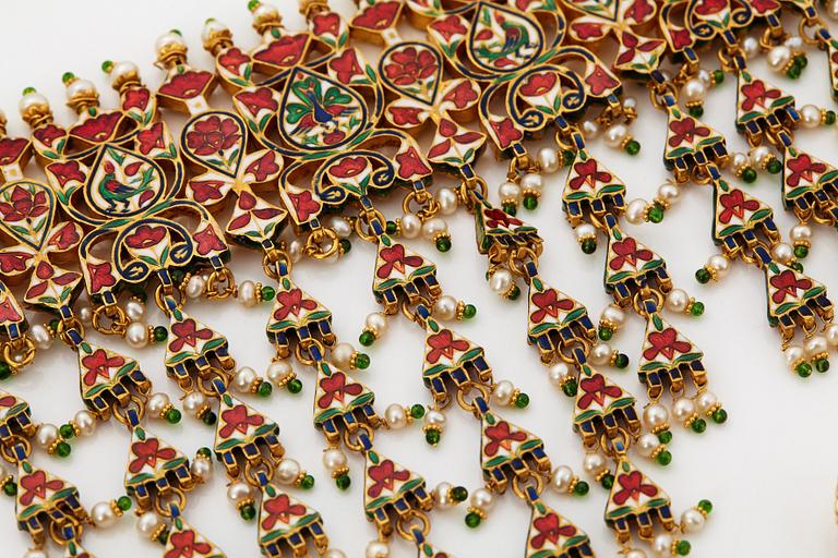 An Indian demi parure comprising a necklace and a pair of earrings.