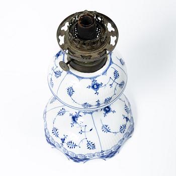 Royal Copenhagen, fotogenlampa, "Musselmalet", Danmark, 1870-90.