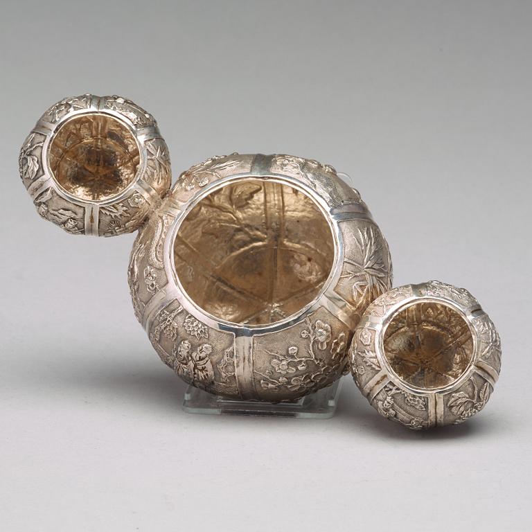SKÅLAR MED LOCK, låghaltigt silver, Kina, 1900-talets första hälft.