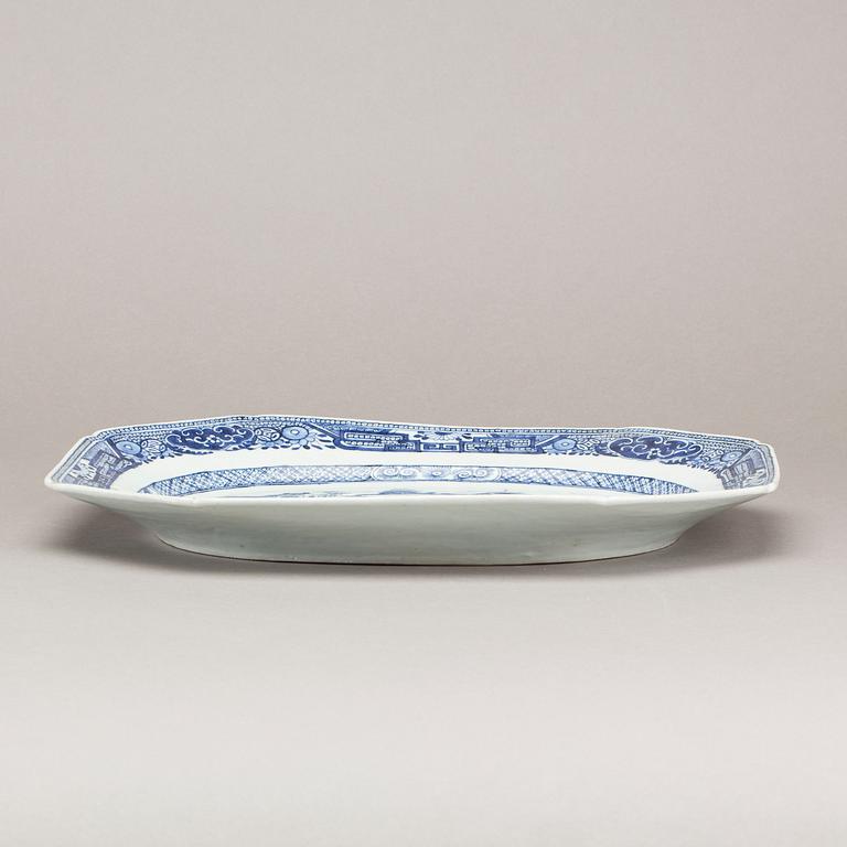 A blue and white Chinese porcelain serving dish, Qianlong (1736-95).