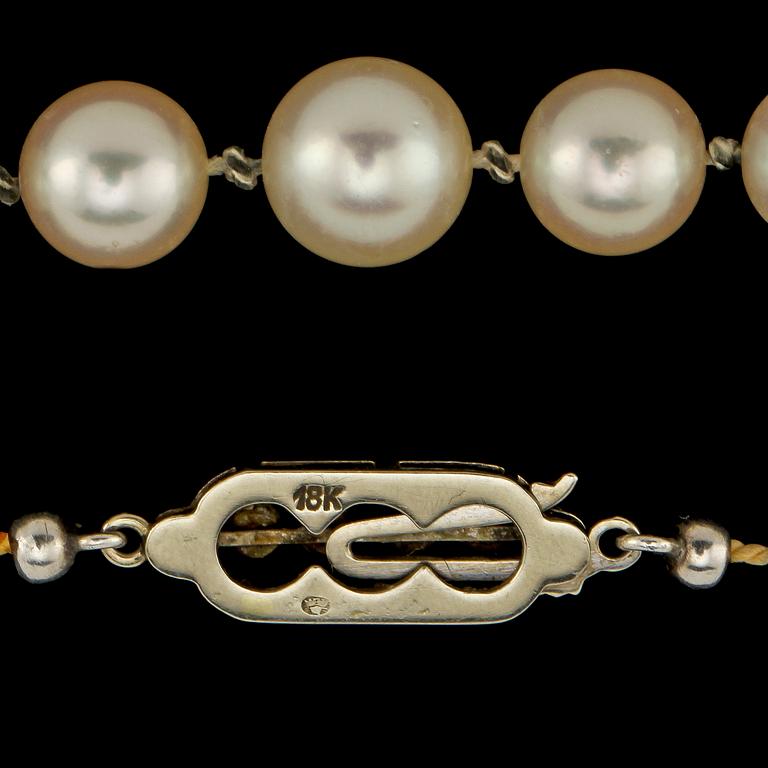 PÄRLCOLLIER, odlade pärlor med lås i 18k guld och 4 briljantslipade diamanter, tot ca 0.04 ct, 1900-talets slut.