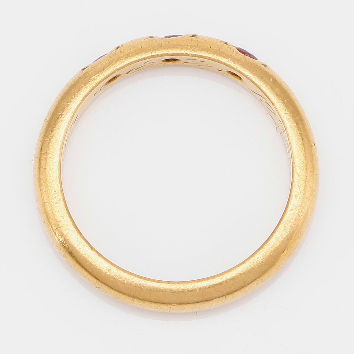 RING, 23K guld och röda stenar, svenska stämplar, 1920. Vikt ca 8 g.
