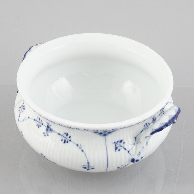 A 'Blue Fluted Half Lace' porcelain tureen with cover and stand / dish, Royal Copenhagen, model 601 and 666, 1898-1923.