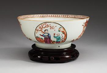 A famille rose armorial punch bowl, Qing dynasty, Qianlong (1736-95).