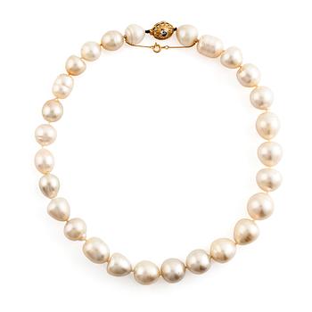 559. A Cultured South sea pearl necklace, clasp with brilliant cut diamonds.