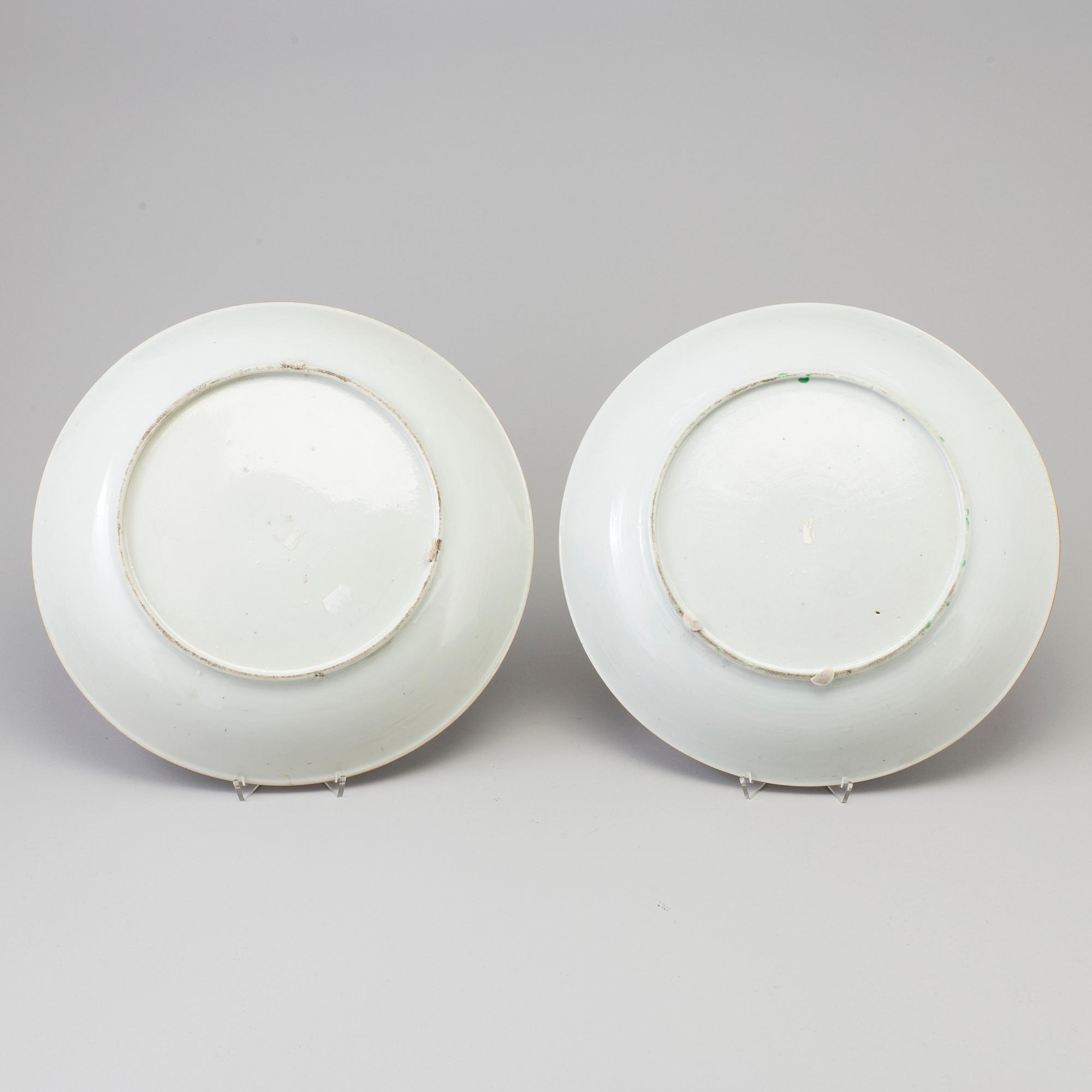 A large pair of famille rose porcelain dishes, Qing dynasty, 19th century.