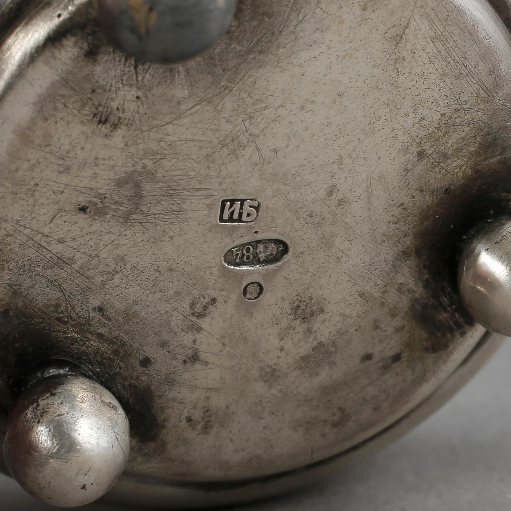 SKÅL och SERVETTRING samt SALTKAR, silver, bl a Ryssland, ca 1900. Tot vikt: 89 gram.