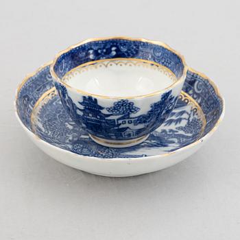 Four pieces of Chinese porcelain, Qing dynasty, 18th-19th century.