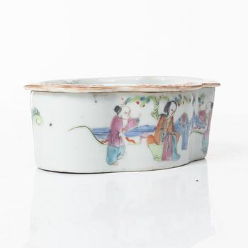 A Chinese famille rose ewer, a a cup with cover, a cup with saucer, a box and a censer, Qing dynasty, 18th and 19th cent.