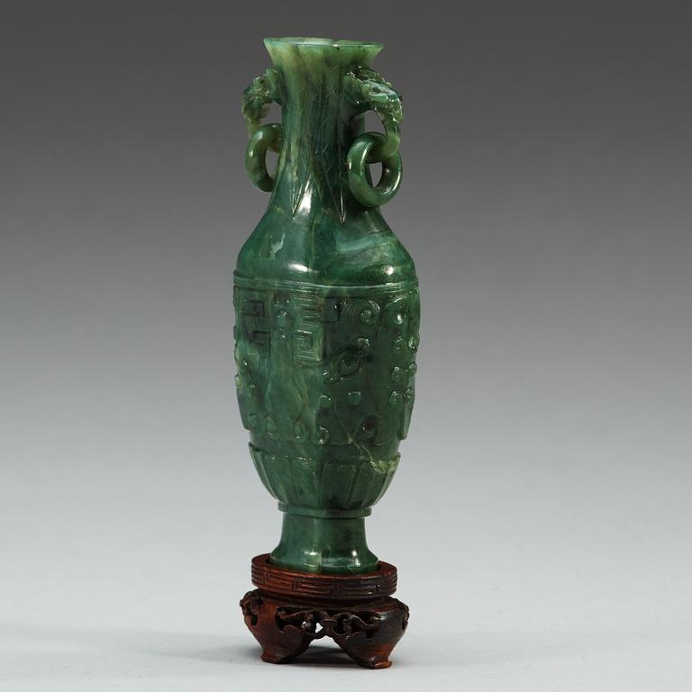 A arcaistic nephrite vase, late Qing dynasty (1644-1912).