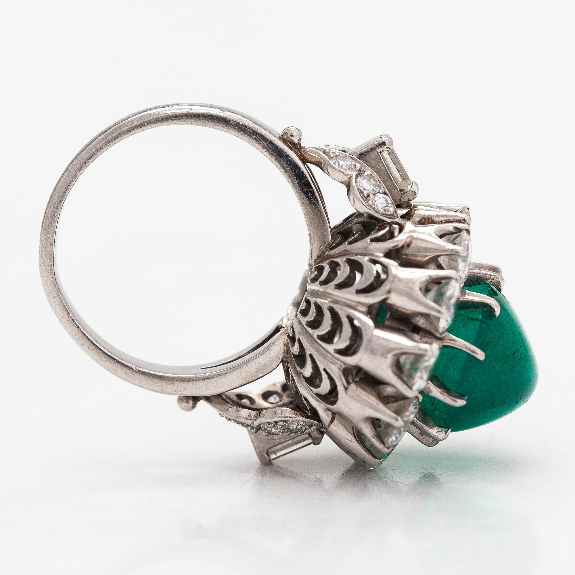 Ring, platina, oval cabochonslipad smaragd ca 8.50 ct, samt diamanter tot. 2.84 ct enligt intyg.