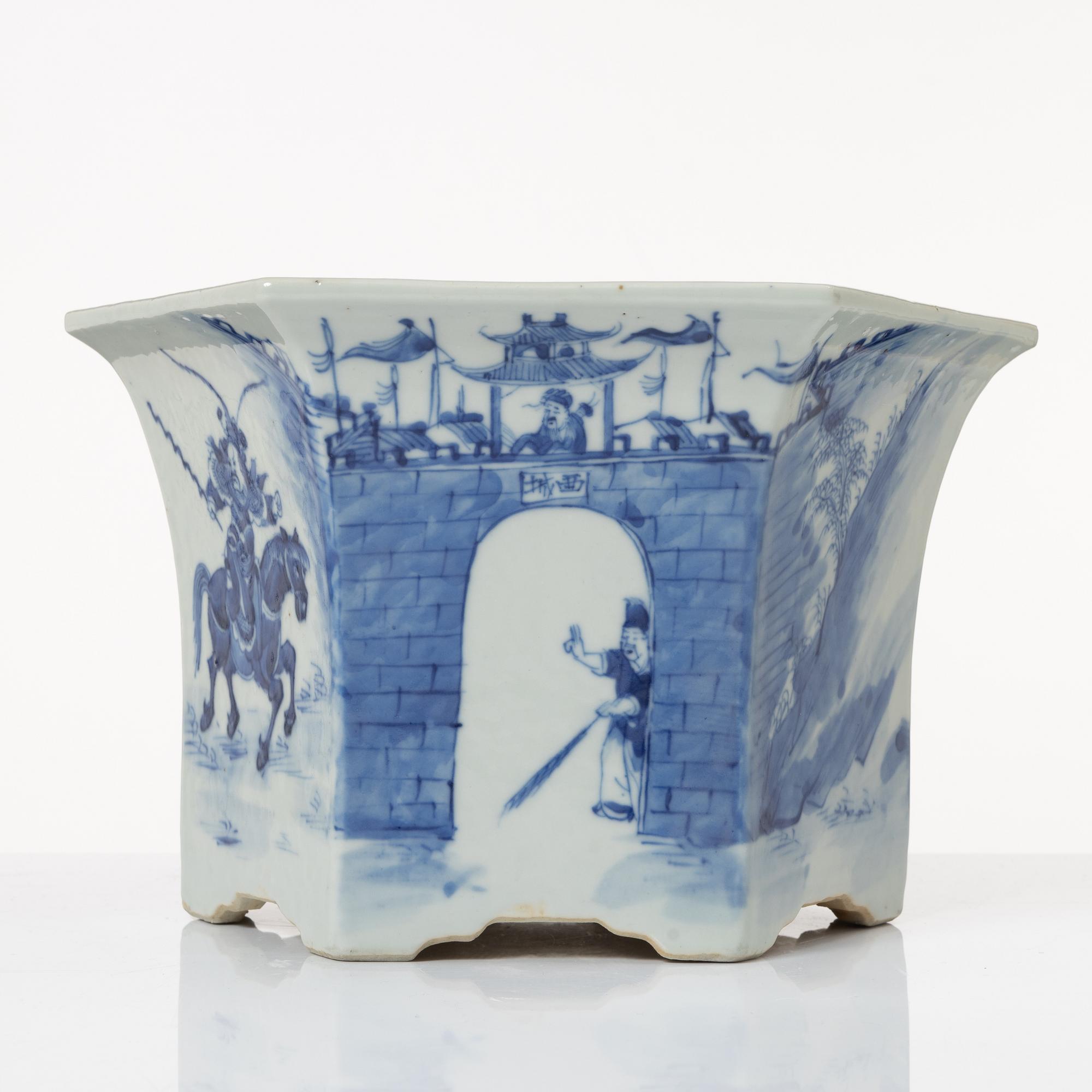 A Chinese blue and white porcelain flower pot, Qing dynasty, 19th century.
