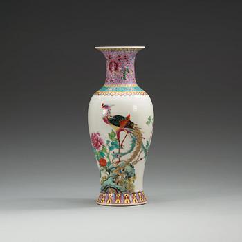 1660. A famille rose vase, China, 20th Century, with Qianlong four character mark.