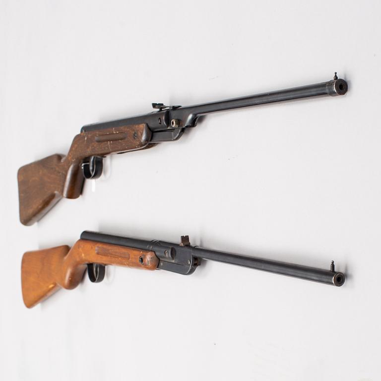 A Diana mod. 22 and a Tell mod 33 airguns.