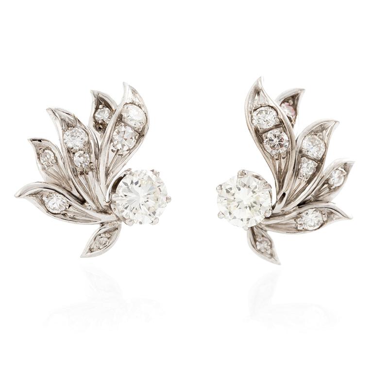 Ett par örhängen 18K vitguld med runda briljantslipade diamanter.