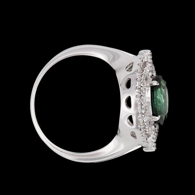 RING, oval cut green tourmaline and brilliant cut diamonds, tot. 0.42 cts.