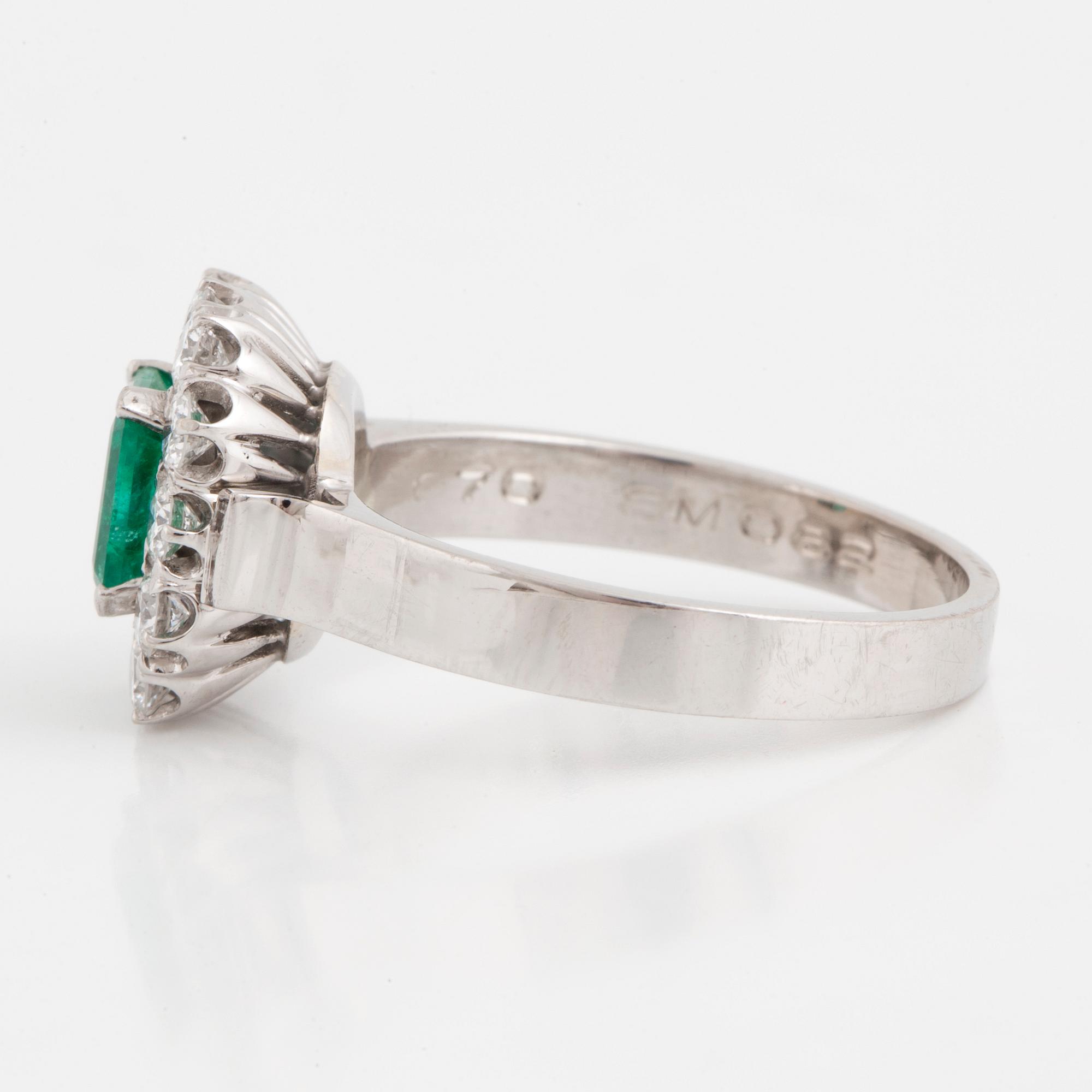 An emerald and diamond cluster ring. - Bukowskis