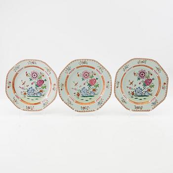 Tallrikar, tre stycken, porslin. Qingdynastin, Qianlong (1736-95).