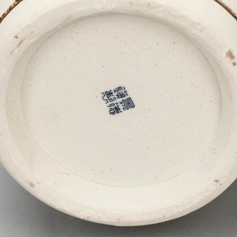 VASER, 2 st. Porslin, Kina, modern tillverkning.