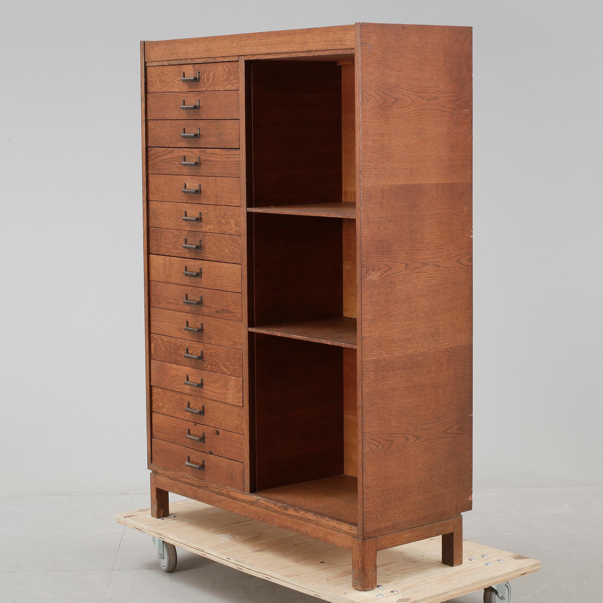 DOKUMENTSKÅP, 1900-talets första hälft.