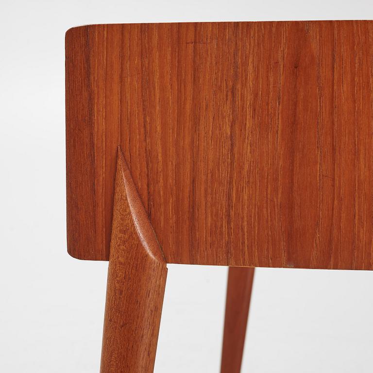 Rimbert Sandholdt, sängbord/ spegelbord
AB Glas &Trä Hovmantorp, 1959.