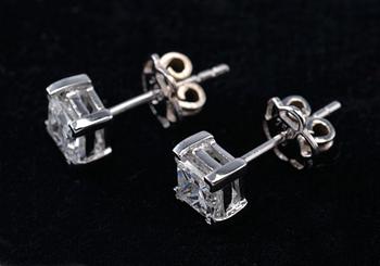 KORVAKORUT, prinsesshiottuja timantteja 1.40 ct. F/vvs 1-2. Lasermerkitty ID nro. GIA sertifikaatti.