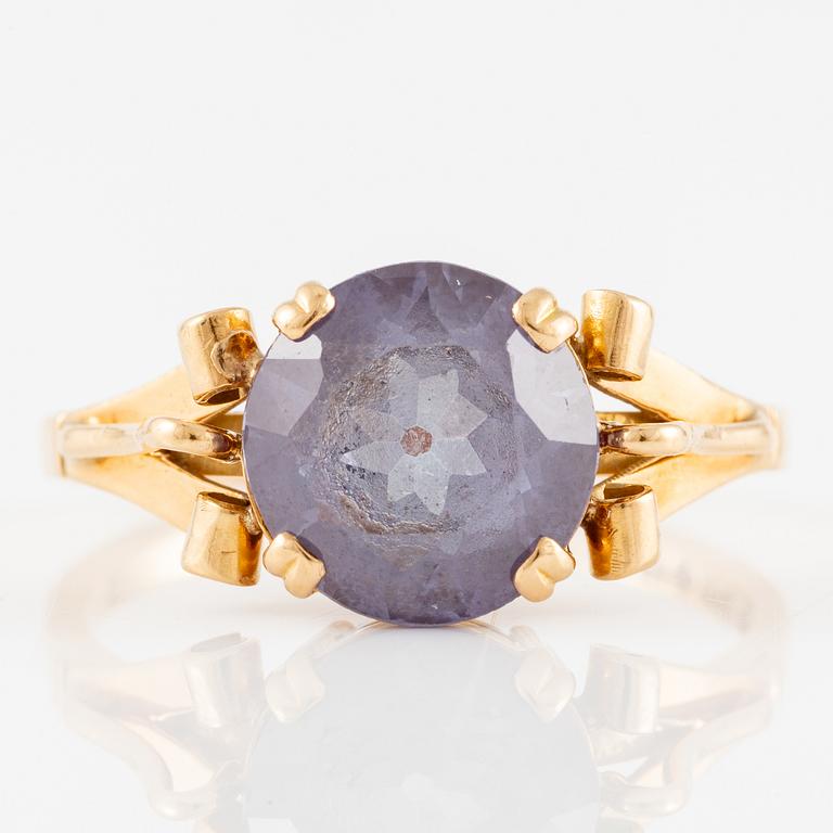 Ring 18K gold with a purple stone.