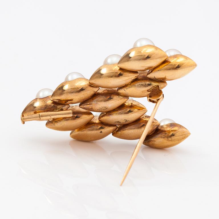 A 14K gold brooch with cultured pearls. Matti Hyvärinen, Turku 1970.